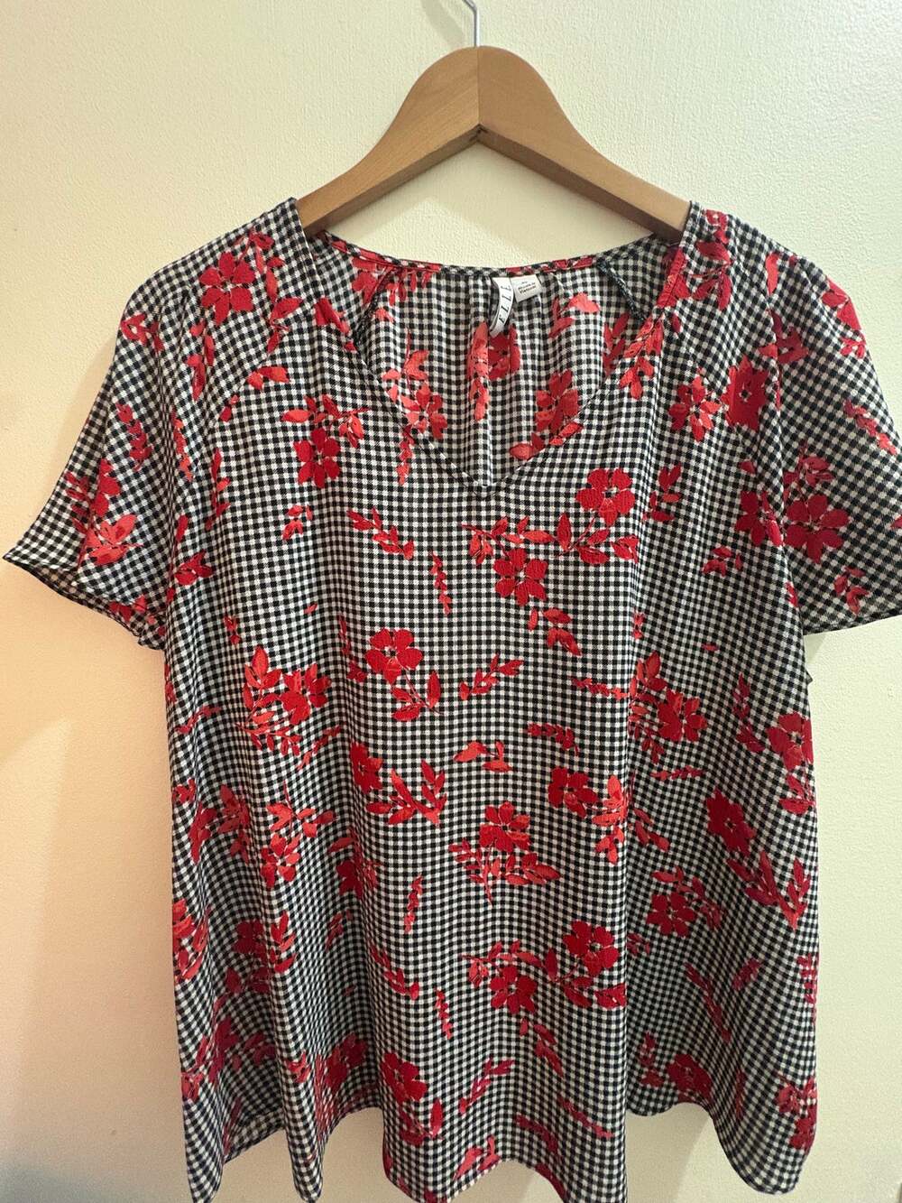 ELLE Black & White Gingham Floral V-Neck Blouse Top